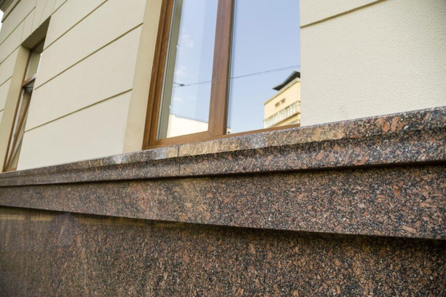 Budynek z oknem wyposażonym w kamienne parapety zewnętrzne.